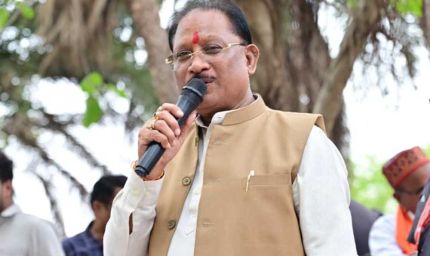 बरगद की छांव में सजी मुख्यमंत्री की चौपाल : सक्ती जिले के ग्राम ठठारी में ग्रामीणों से किया सीधा संवाद