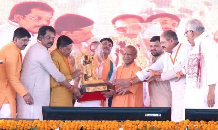 मंच पर मुख्यमंत्री के आने के बाद से पंडाल में गूंजता रहा जय  राम व बुलडोजर बाबा का जयघोष