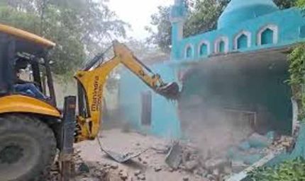 संभल में अवैध निर्माण पर बुलडोजर कार्रवाई, मस्जिद ध्वस्तीकरण शुरू