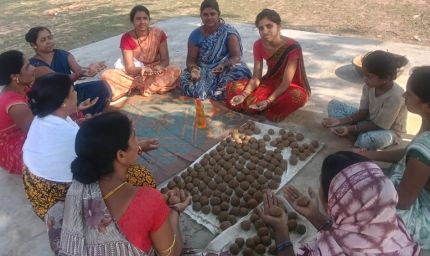 सीड बॉल बनाकर प्रकृति संरक्षण की अनूठी पहल, हरित जशपुर के निर्माण पर जोर