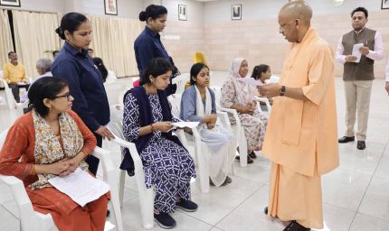 लखनऊ में ‘जनता दर्शन’: सीएम योगी ने सुनीं फरियादियों की समस्याएं