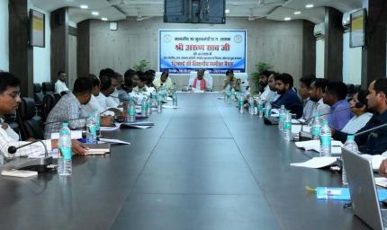 अंतिम व्यक्ति तक पहुंचे योजनाओं का लाभ, अधिकारी फील्ड में दिखाएं ज्यादा सक्रियता : अरुण साव