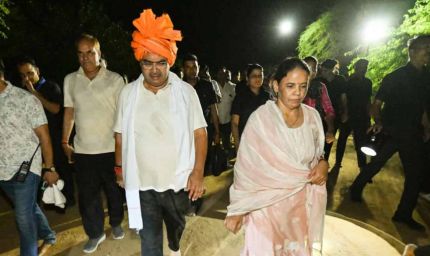 पत्नी संग CM भजनलाल शर्मा ने की गिरिराज महाराज की सप्तकोसीय परिक्रमा