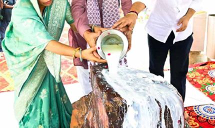 मुख्यमंत्री भजनलाल शर्मा ने गोवर्धन पर्वत की 21 किमी परिक्रमा की, लिया श्रीनाथ जी का आशीर्वाद