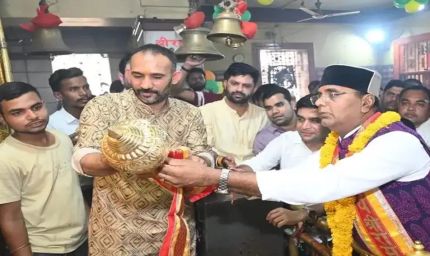 मंत्री सारंग ने प्रधानमंत्री मोदी के नाम से छोला मंदिर में हनुमान जी को गदा की अर्पित