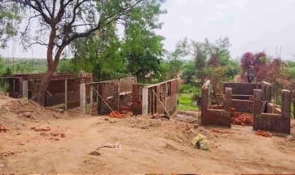 सरकारी जमीन पर बन रहा था रिसॉर्ट! शिकायत मिलते ही प्रशासन ने लगाई रोक
