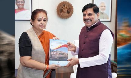 मुख्यमंत्री डॉ. यादव को ट्रेजर्स ऑफ ताप्ती वैली एण्ड बुरहानपुर की प्रति भेंट