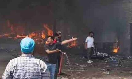 जालंधर के गोदाम में भीषण आग, तेज हवाओं के बीच दमकल की मशक्कत से टला बड़ा हादसा