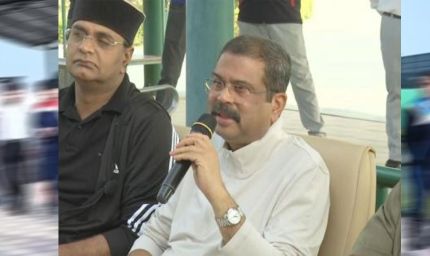केंद्रीय शिक्षा मंत्री प्रधान ने शूटिंग अकादमी में खिलाड़ियों से किया संवाद
