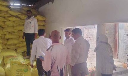खाद कालाबाजारी पर बड़ा एक्शन, 1500 बोरी जब्त; दो प्रतिष्ठानों के लाइसेंस निलंबित