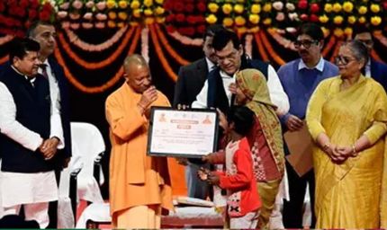 सीएम योगी ने विभिन्न योजनाओं के लाभार्थियों को वितरित किए प्रमाणपत्र और सहायता राशि