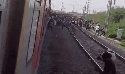 मोबाइल फटने की अफवाह बनी मौत की वजह, मुरैना में चलती ट्रेन से कूदे यात्री; 4 की दर्दनाक मौत