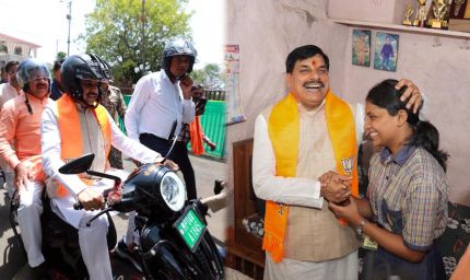 स्कूटी से 12वीं टॉपर चांदनी के घर पहुंचे CM मोहन यादव, तंग गलियों में देख लोग रह गए हैरान