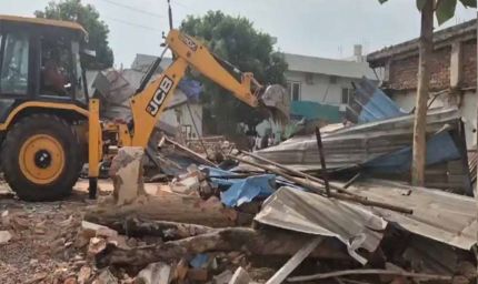 हाईकोर्ट के आदेश के बाद अवैध मदरसे पर चला बुलडोजर, नगर निगम की कार्रवाई से हड़कंप