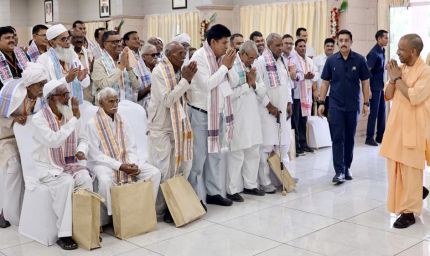 सीएम योगी का आभार जताने पहली उड़ान से लखनऊ आए जेवर के किसान, बोले- सपना कर दिया साकार