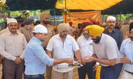 भीषण गर्मी में सेवा का संदेश, SSP शुभम अग्रवाल ने राहगीरों को पिलाई छबील और बांटा प्रसाद