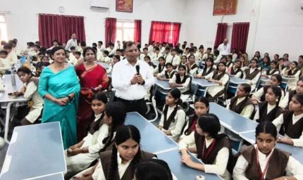 सड़क चौड़ीकरण में घर टूटने पर छात्रा का सवाल, इंदौर कलेक्टर से पूछा- विकास के नाम पर मकान तोड़ना जरूरी है क्या?