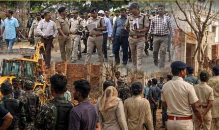 बलरामपुर में बुलडोजर एक्शन, 23 अवैध मकान ढहाए; 7 एकड़ सरकारी जमीन अतिक्रमण से मुक्त