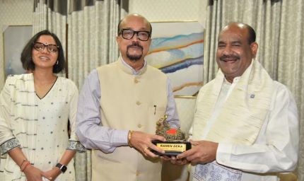राज्यपाल रमेन डेका ने किया लोकसभा अध्यक्ष बिड़ला का आत्मीय स्वागत
