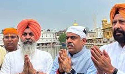राज्यसभा सांसद तरुण चुघ और BJP अध्यक्ष केवल सिंह ढिल्लों ने श्री दरबार साहिब में टेका मत्था