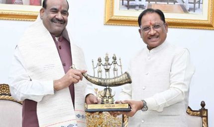 लोकसभा अध्यक्ष  ओम बिरला ने मुख्यमंत्री  विष्णु देव साय से की सौजन्य भेंट