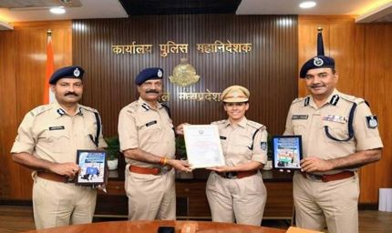 डीजीपी  कैलाश मकवाणा से किलिमंजारो फतह करने वाली निरीक्षक मती दीपिका गौतम ने सौजन्य भेंट की