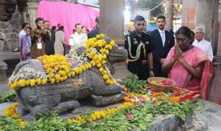 राष्ट्रपति  मुर्मु ने ओंकारेश्वर तीर्थ और ज्योतिर्लिंग ममलेश्वर के दर्शन कर किया अभिषेक