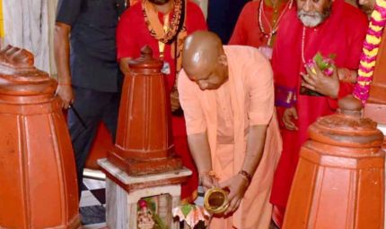 दतिया के पीतांबरा पीठ पहुंचे CM योगी और डिप्टी CM मौर्य, विधि-विधान से की पूजा-अर्चना