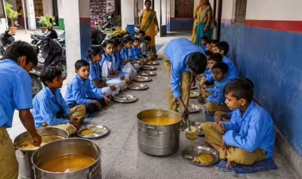 यूपी में MDM रसोइयों की रिटायरमेंट उम्र 62 साल तय करने की तैयारी, सेवा नियमावली बनेगी