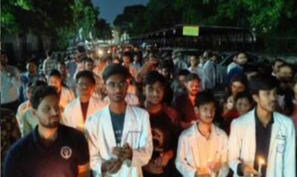 रायपुर में डॉक्टरों का कैंडल मार्च, स्टाइपेंड बढ़ाने और आउटसोर्सिंग के विरोध में प्रदर्शन