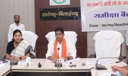 अधिकारी-कर्मचारी जिम्मेदारी से काम करें, हर जरूरतमंद तक पहुँचे सरकारी योजनाएँ' - मंत्री  टंक राम वर्मा
