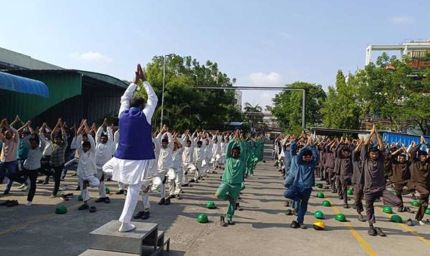 अंतर्राष्ट्रीय योग दिवस पर 15 हजार से अधिक श्रमिकों ने किया सामूहिक योगाभ्यास
