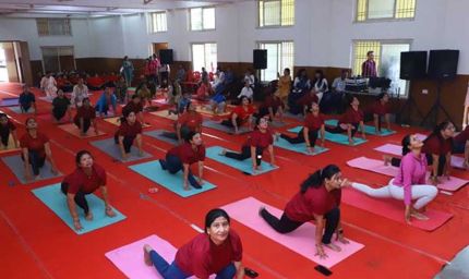 अंतर्राष्ट्रीय योग दिवस पर पुलिस परिवार ने किया सामूहिक योगाभ्यास