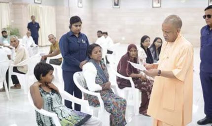 लखनऊ में जनता दर्शन, सीएम योगी ने सुनीं फरियादियों की समस्याएं, दिए सख्त निर्देश