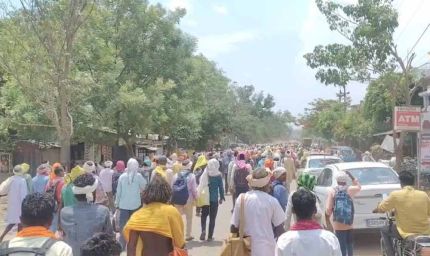 स्वास्थ्य, सड़क और बिजली की मांग को लेकर कलेक्ट्रेट पहुंचे 52 गांवों के आदिवासी और कांग्रेसी