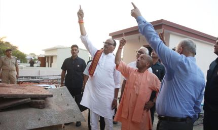 अलीगढ़ से सीधे घटनास्थल और अस्पताल पहुंचे सीएम योगी, हाईलेवल मीटिंग के बाद ताबड़तोड़ एक्शन