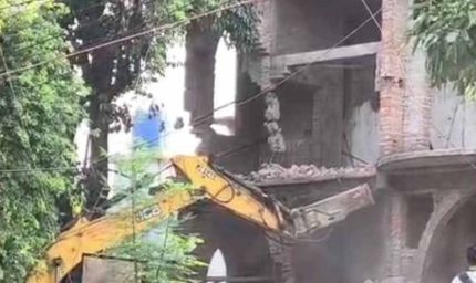 रायपुर के सेंट पॉल स्कूल परिसर में चला बुलडोजर, सामुदायिक भवन की आड़ में चर्च निर्माण का आरोप