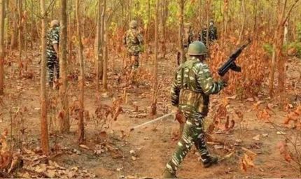 कांकेर के जंगल में नक्सलियों का विस्फोटक डंप बरामद, 4 बंदूकें और 2 वायरलेस सेट मिले
