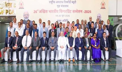 डीजीपी  कैलाश मकवाणा से राष्ट्रीय स्तर पर सम्मानित फिंगरप्रिंट विशेषज्ञ निरीक्षक योगेन्द्र साहू ने की सौजन्य भेंट