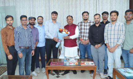 मुख्यमंत्री विष्णुदेव साय ने यूपीएससी प्रारंभिक परीक्षा में सफल ट्राइबल यूथ हॉस्टल के विद्यार्थियों से की मुलाकात