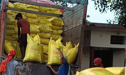 अवैध खाद से भरा मिनी ट्रक पकड़ा गया, पुलिस ने 3 लाख से ज्यादा का माल किया जब्त