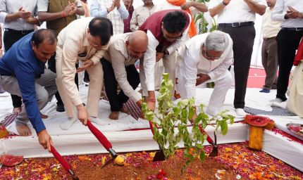 वाणिज्य एवं उद्योग मंत्री लखन लाल देवांगन तथा आवास एवं पर्यावरण मंत्री ओ.पी. चौधरी ने गारमेंट मैन्युफैक्चरिंग यूनिट का किया भूमिपूजन