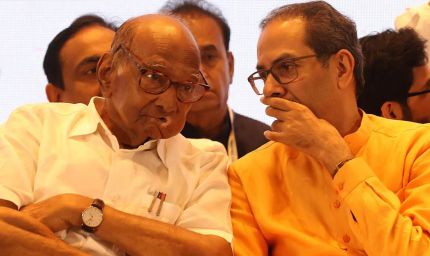 महाराष्ट्र में सियासी भूचाल, उद्धव की बैठक से 23 विधायक गायब; पवार की गैरमौजूदगी से बढ़ीं अटकलें