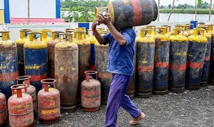 कमर्शियल सिलिंडर पर केंद्र का बड़ा फैसला, गैर-घरेलू पैक्ड LPG से हटे सभी प्रतिबंध
