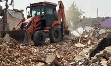 Hoshiarpur में ड्रग मनी के आरोपी दंपती पर बड़ा एक्शन, अवैध संपत्ति पर चला बुलडोजर