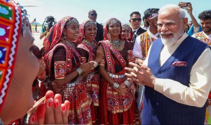 तीन दिवसीय दौरे पर सेशल्स पहुंचे PM मोदी, राष्ट्रपति पैट्रिक हर्मिनी ने किया भव्य स्वागत