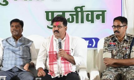 रायपुर : पुनर्वासित युवाओं से मिले उप मुख्यमंत्री विजय शर्मा और वन मंत्री केदार कश्यप