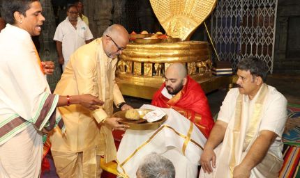 तिरुपति बालाजी दर्शन: अनंत अंबानी ने मुंडन कर भगवान के चरणों में अर्पित किए बाल