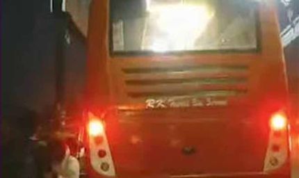 इंदौर-उज्जैन रोड पर बस पलटी, 20 यात्री घायल; शराब के नशे में मिला ड्राइवर