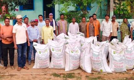 तिलहन उत्पादन बढ़ाने की दिशा में सशक्त पहल, कोटमीकला के किसानों को मिला उन्नत मूंगफली बीज